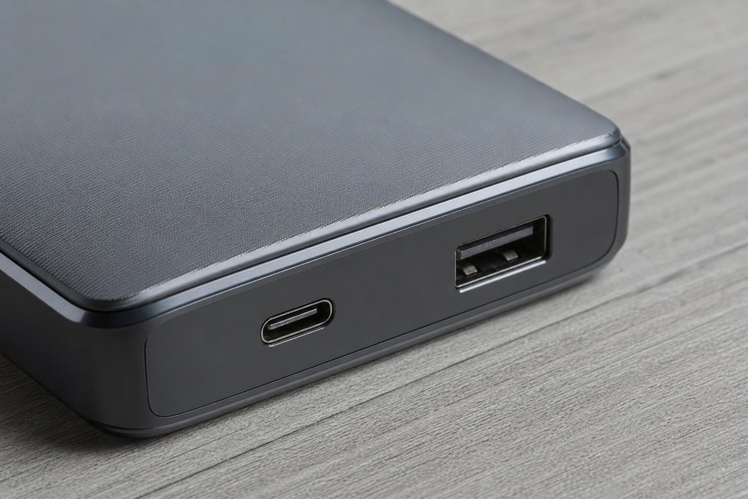 보조배터리의 USB-C, USB-A 출력 포트 클로즈업
